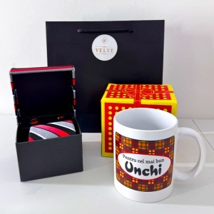Pachet Twist Elegance pentru unchi, cana personalizata si cutie 3 piese cu cravata, batista si butoni, Rosu-Gri