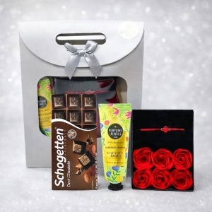 Pachet Vanilla, ciocolata Schogetten 100gr, cutiuta cu bratara si trandafiri din sapun, crema de maini si de corp 50ml Eyup Sabri-Tuncer, in punga cadou, Gri
