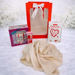 Set „Cea mai buna colega din lume”, esarfa eleganta, cana personalizata, praline Raffaello si crema de maini Eveline