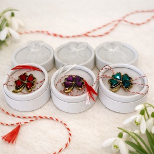 Set 3 martisoare tip brosa trifoi, Lucky, in cutii individuale cu fundita, Alb