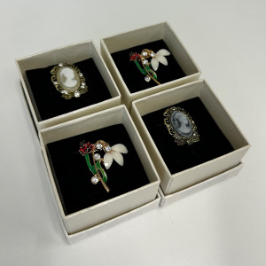 Set 4 martisoare tip brosa Camee Flower, ambalate in cutii individuale, Multicolor1