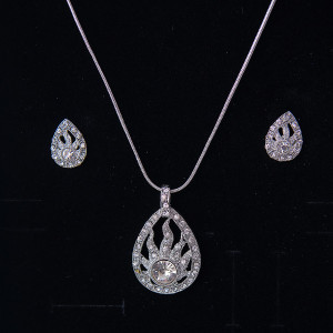 Set accesorii Feeling, din inox, cu cercei, lantisor si pandativ cu cristale, in cutie eleganta, Silver Fern 1