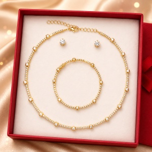 Set bijuterii elegante, colier, bratara si cercei cu cristale transparente, in cutie cadou, Auriu