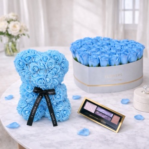 Set Cadou, Aranjament floral cutie inima alba cu trandafiri albastrii de sapun, Ursulet floral Albastru 25cm si Paleta fard