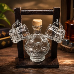 Set cadou barbati, cu sticla in forma de minge de fotbal 200 ml, 2 pahare si suport din lemn - Img 4