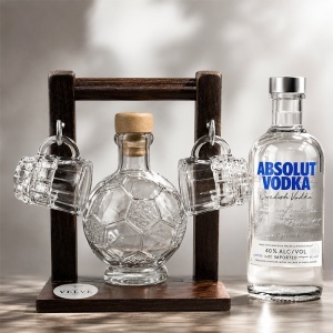 Set cadou barbati, cu sticla in forma de minge de fotbal 200 ml, 2 pahare, suport din lemn si Absolut Vodka 200 ml - Img 2