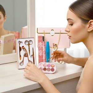 Set cadou beauty cu parfum Bade’e Al Oud 35 ml, produse cosmetice si accesorii profesionale, in punga cadou tip geanta - Img 2