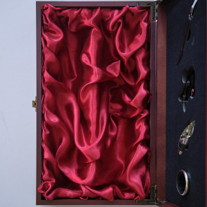 Set cadou, Cutie din lemn cu 4 accesorii si doua compartimente pentru vin - Img 5