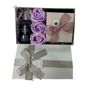 Set cadou Glamour pentru femei, Bratara cu pietre semipretioase, Gel de dus si trei trandafiri din sapun 19x12x7 cm