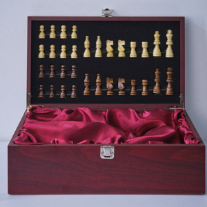 Set cadou King, cutie din lemn cu piese pentru sah si 2 compactimente pentru sticla de vin, 36 x 21 cm