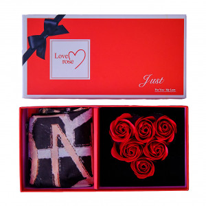 Set cadou Love Rose, cutie cu 6 trandafiri rosii din sapun si esarfa, rosu