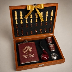 Set cadou pentru barbati Fierce Tiger, cutie cu tabla si piese de sah, plosca, 2 pahare, pipa si palnie - Img 5