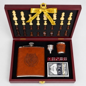 Set cadou pentru barbati Lup, cutie cu tabla si piese de sah, plosca 300 ml, pahar 50 ml, carti de joc, zaruri si palnie - Img 5
