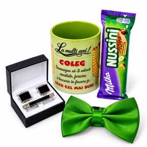 Set cadou pentru coleg, Green Edition, cu cana cu mesaj, papion verde, butoni, ac de cravata si Milka Nussini