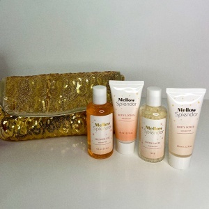 Set cadou spa pentru femei Mellow Splendor cu gel de dus, body lotion, sare de baie, body scrub si borseta cosmetica - Img 3