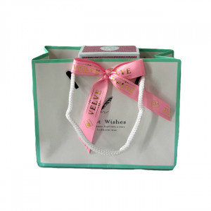 Cadou cu stil pentru femei, Spring Aromas, cu parfum arabesc Mousuf Wardi de la Ard al Zaafaran, brosa martisor, crema de maini Green Tea by Vivian Gray si ciocolata alba Raffaello New Edition, in punga cu fundita, Roz 1