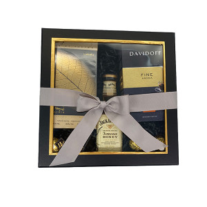 Set cadou unisex, Cutie eleganta cu Parfum Lattafa Perfumes Najdia in Gold Apa de Parfum 100ml, cafea Davidoff Fine Aroma 250gr, Whisky Jack Daniel's Honey 200ml si praline Ferrero Rocher