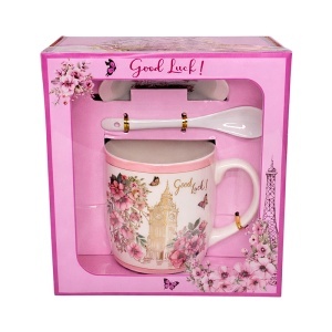 Set cana „Good Luck” cu lingurita si farfurie, din ceramica, decor floral roz, in cutie cadou