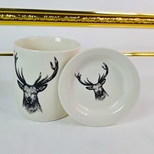 Set cana din ceramica 300 ml cu lingurita si farfurie, model cerb, ambalat in cutie eleganta - Img 2