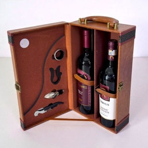 Set caseta eleganta Fine Wine pentru doua sticle, cu maner, doua sticle de vin Bottega 750 ml si set 4 accesorii pentru vin, Maro - Img 5