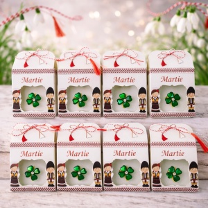 Set cu opt martisoare, SpRing PIN, trifoi, buburuza si cristal artizanal cu motive traditionale