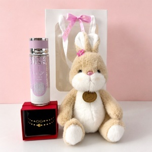 Set dama Bunny Box cu iepuras de plus, spray de corp arabesc VV LOVE si set de bratari in cutie rosie - Img 3