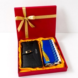 Set dama Royal Blue Edition, cu portofel din piele eco textura crocodil negru si esarfa satinata, in cutie eleganta - Img 3