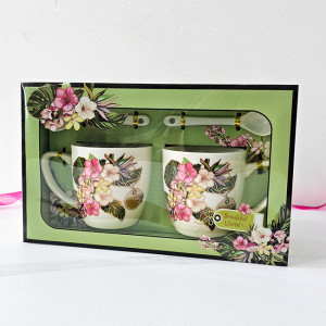 Set elegant ceramic, Beautiful World, cu doua cani imprimate, 300ml si doua lingurite ceramice, in cutie eleganta, Cranberry Flowers, Verde 5