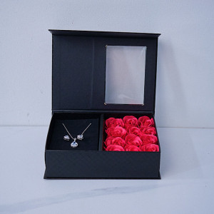 Set elegant Snowflakes, din inox, in cutie de bijuterii cu mesaj si trandafiri din spuma, Negru/Rosu - 13x18x5 cm 4nta aurii, cu mesaj de dragoste - 13x18x5 cm