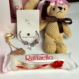 Set Glamour pentru femei, cu bratara, praline Raffaello 40gr, ursulet crosetat, breloc elegant si 3 trandafiri de sapun, in cutie cadou - Img 4