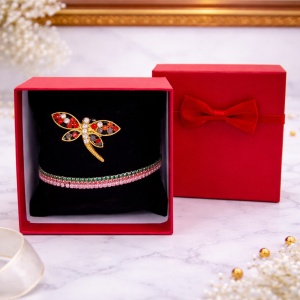 Set Martisor bratara cu cristale multicolore si brosa libelula rosie cu cristale, in cutie eleganta rosie
