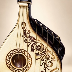 Set minibar traditional cu plosca din ceramica in forma de instrument muzical si 6 pahare de 30 ml, 35 cm - Img 4