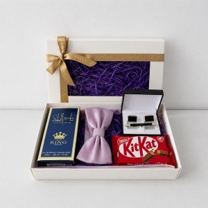 Set pentru barbati Amethyst Pink Edition cu parfum arabesc Taj Al Malik 50 ml, papion roz, butoni, ac de cravata si ciocolata - Img 3