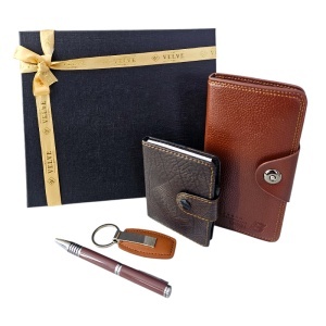 Set pentru barbati Business Kit, cu portofel lung, carnetel, breloc si pix, maro, in cutie eleganta