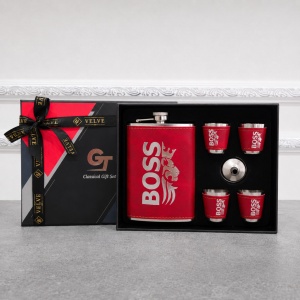 Set pentru barbati, cu plosca metalica BOSS, 4 pahare shot imbracate in piele si palnie, in cutie eleganta, Rosu - Img 2