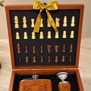 Set pentru barbati Savage Stag, cutie cu tabla si piese de sah, plosca, 2 pahare si palnie - Img 3