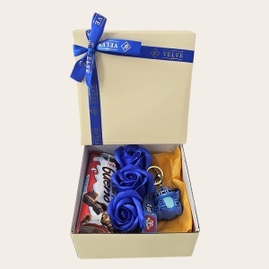 Set pentru copii Joy Box Blue Monster K-Pop, breloc figurina, 3 trandafiri albastri de sapun si Kinder Bueno - Img 4