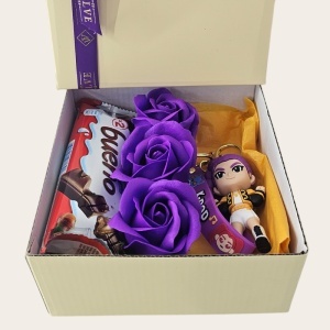 Set pentru copii Joy Box K-Pop Purple, breloc figurina Star, 3 trandafiri mov de sapun si Kinder Bueno - Img 3