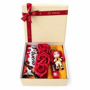 Set pentru copii Joy Box K-Pop Star, breloc figurina anime, 3 trandafiri rosii de sapun si Kinder Bueno - Img 2