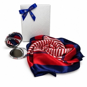 Set pentru femei Satin Glow cu esarfa satinata 50x50 cm si oglinda compacta, in cutie eleganta, rosu-bleumarin