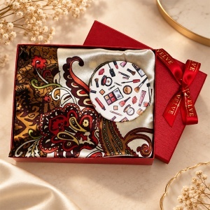 Set pentru femei Satin Glow cu esarfa satinata 50x50 cm si oglinda compacta, in cutie eleganta, crem-ruginiu - Img 3