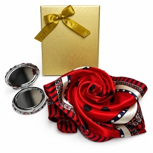 Set pentru femei Satin Glow cu esarfa satinata 50x50 cm si oglinda compacta, in cutie eleganta, rosu-negru cu imprimeu geometric