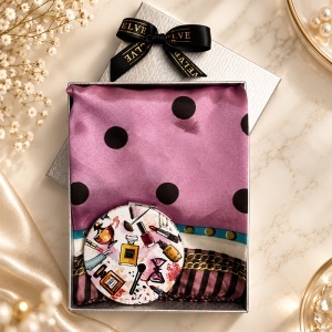 Set pentru femei Satin Glow cu esarfa satinata 50x50 cm si oglinda compacta, in cutie eleganta, roz-lila multicolor - Img 3