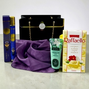 Set premium Luxury Purple, cu esarfa mov din matase, parfum Haya 35 ml, crema de maini si Raffaello, in cutie cadou tip geanta - Img 3