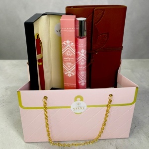 Set premium Prestige Pink pentru femei, cu jurnal, pix si parfum Badee Al Oud 35 ml, in cutie eleganta tip geanta - Img 2