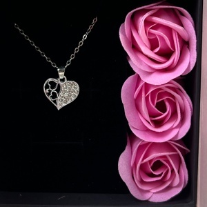 Set romantic cu ursulet de plus, lantisor cu pandantiv inima, 3 trandafiri roz de sapun si praline Raffaello - Img 5