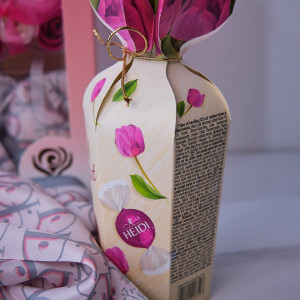 Set Special Valentine, cu esarfa, ciocolata si 3 trandafiri din sapun, roz