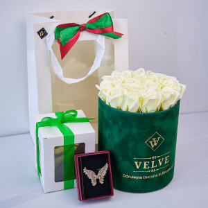 Set Special Spring, cu esarfa, brosa si aranjament din trandafiri de sapun, Verde