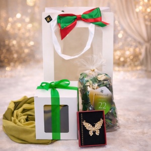 Set Special Spring, cu esarfa, brosa si flori uscate parfumate, ambalate in cutie eleganta, Verde