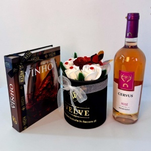 Set VLV, unisex, cutie eleganta cu 5 accesorii pentru sticla cu vin, aranjament floral Red Sparkle si Vin rose Cervus 750 ml